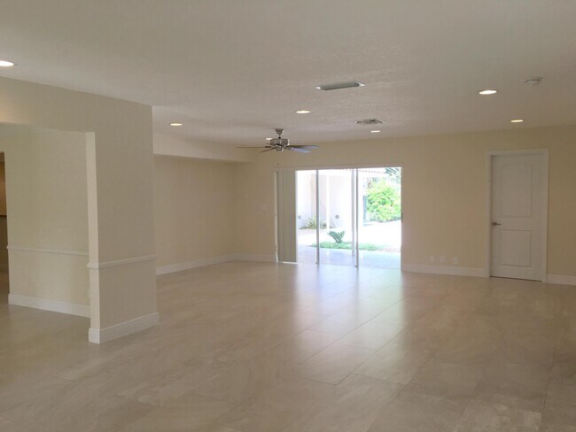 Building Photo - 6593 Serena Ln