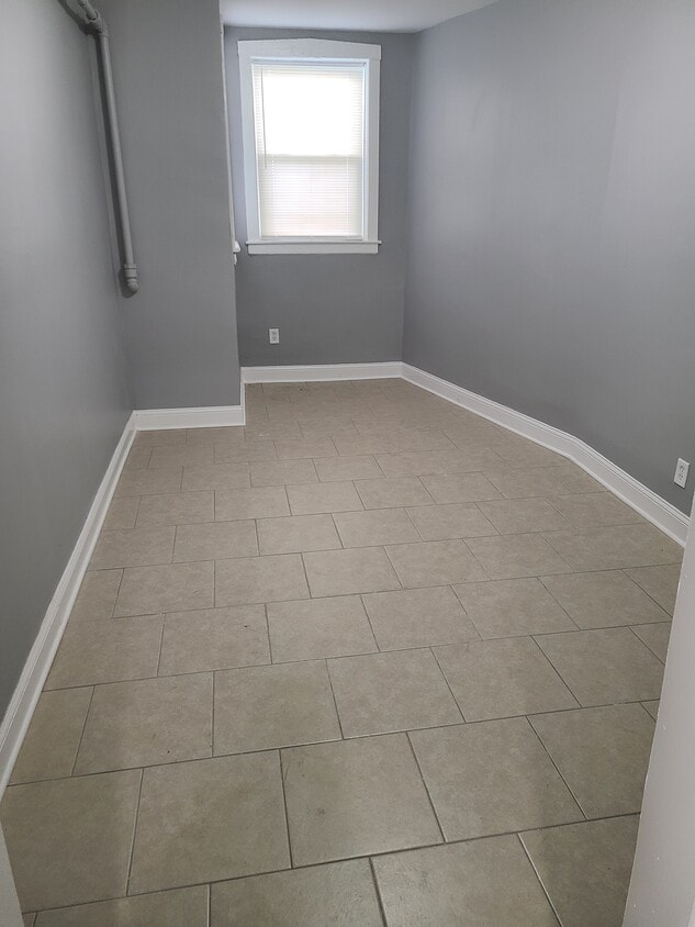 Main living area for studio unit - 6418 S Eberhart Ave