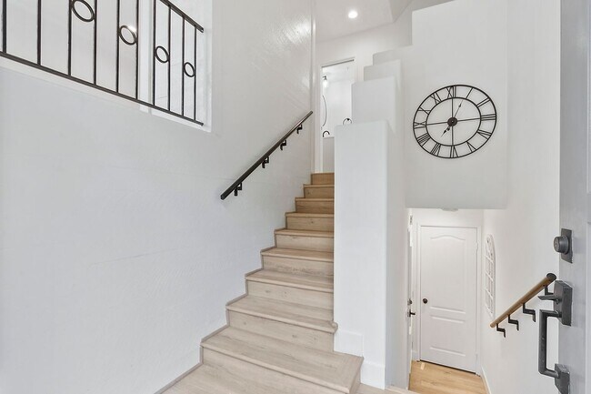 Building Photo - 15 Florentine