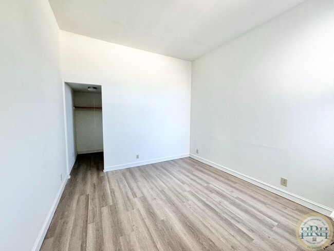 Building Photo - Top Floor Studio Unit in the Heart of the ...