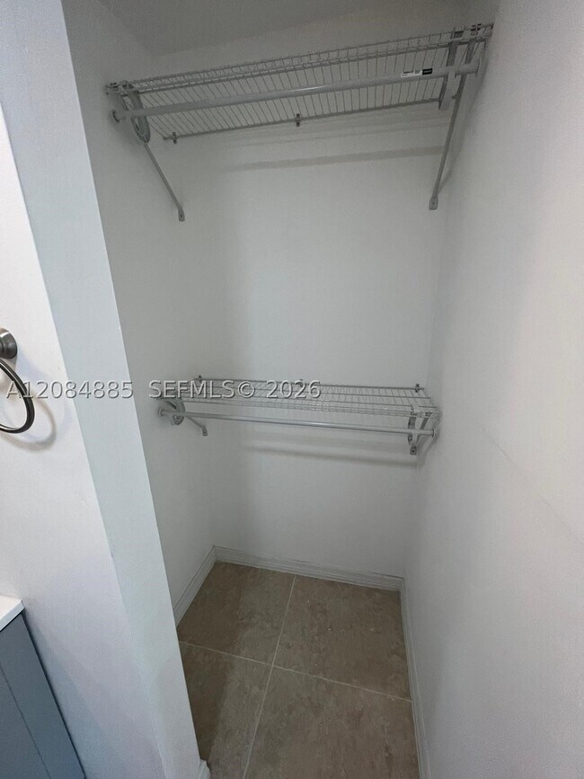 Foto del edificio - 3104 Tropic Blvd