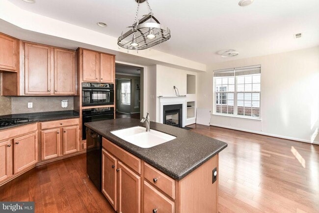 Building Photo - 13592 Village Green Dr