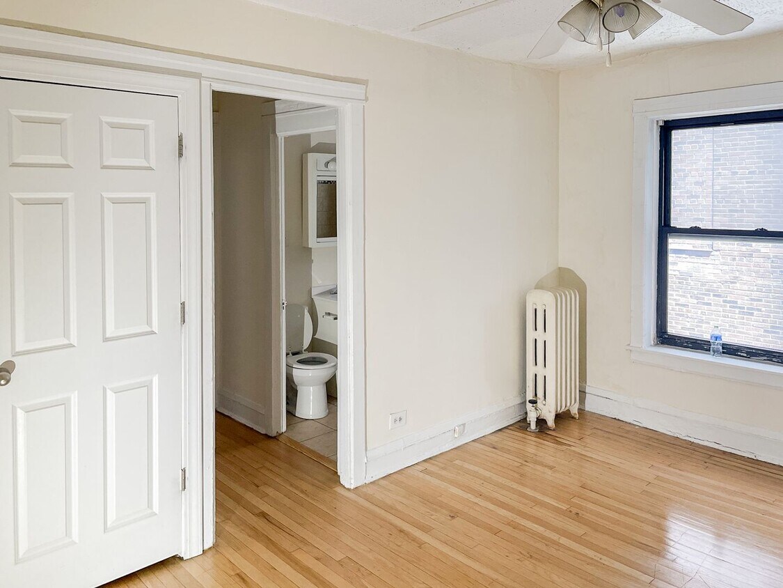 Primary Photo - 538 W Cornelia Ave