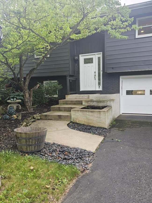 Building Photo - 400 Spring Lea Dr