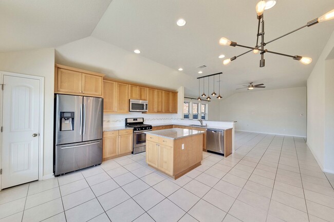 Building Photo - Amazing 4 bed, 2 bath home in North East Austin!