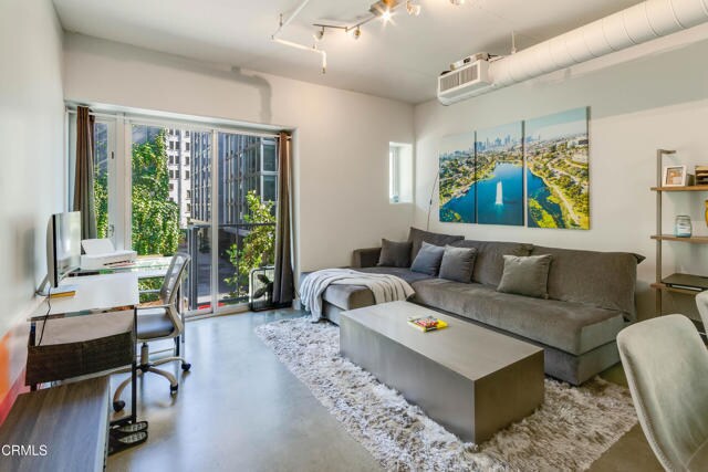 Foto del edificio - 645 W 9th St