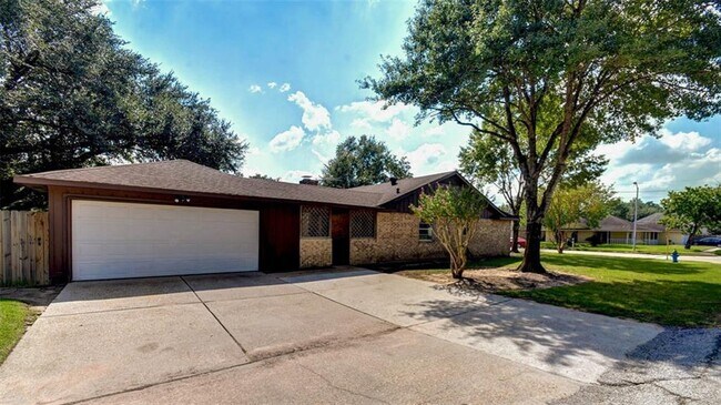 Building Photo - 21822 Meadowhill Dr