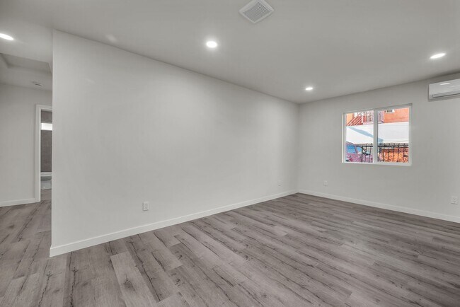 Foto del edificio - 5842-5840 Denver Ave