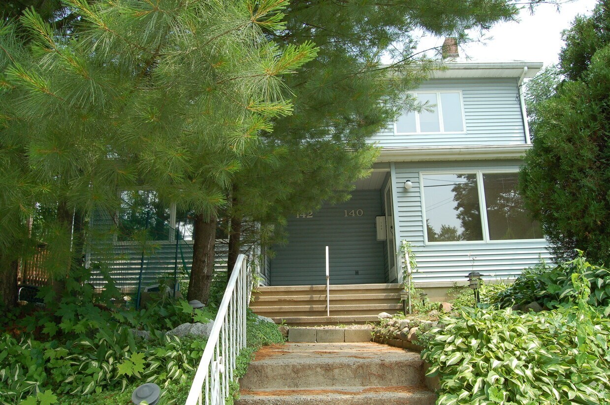 Primary Photo - 140-142 Main St