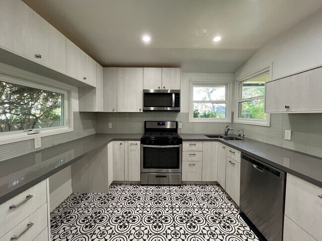 Foto del edificio - Sherman Oaks 3+2 w/bonus room + upgrades on cul-de-sac lot!