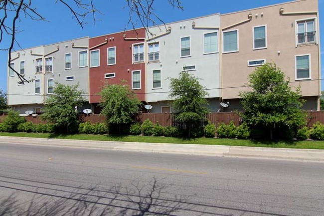 Foto del edificio - Fitzhugh Townhomes