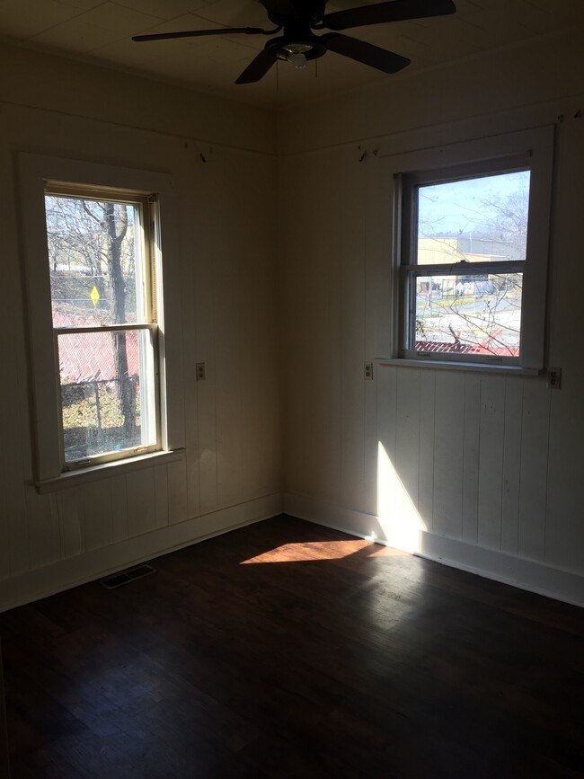 Building Photo - 303 Laser St