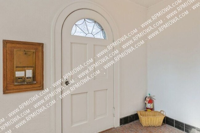 Building Photo - Charming Brick Duplex Near Hubbell Element...
