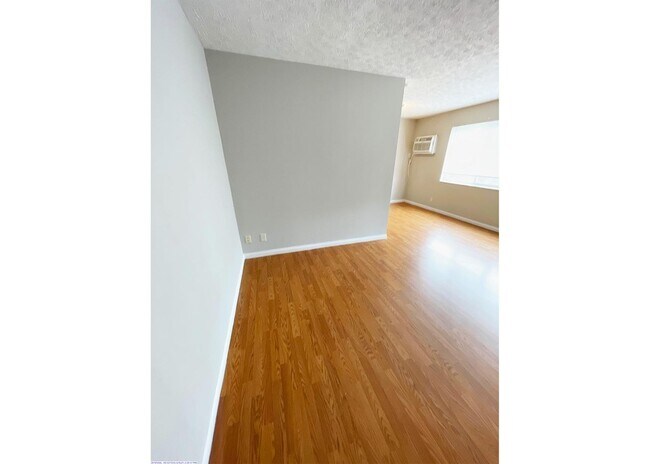 Foto del edificio - 563 Lowell Ave