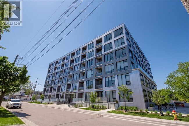 Photo du bâtiment - 690 King St W