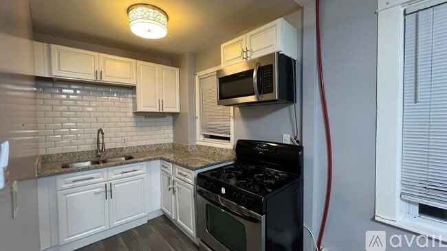 Building Photo - 42 De Soto St