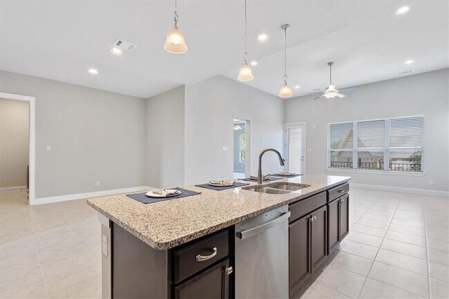 Building Photo - 600 C-Bar Ranch Trl