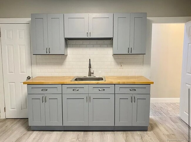 Building Photo - 87 Caroline St