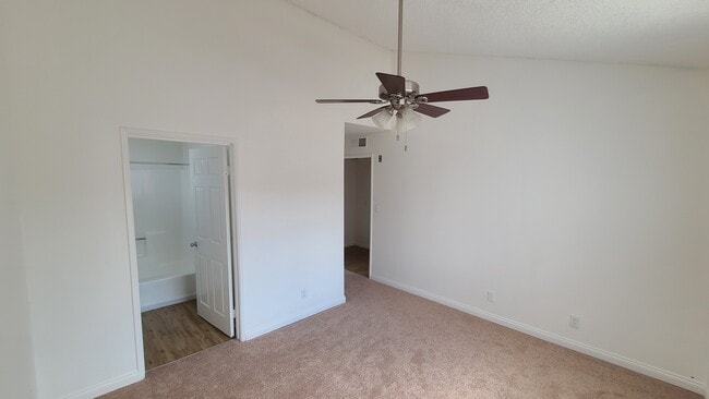 Building Photo - 1122 E Elk Ave