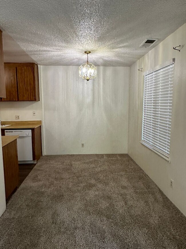 Building Photo - Adorable 2 bedroom 1 bath condo- in Reno