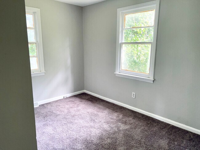 Building Photo - 3 Bed and BIG Yard!