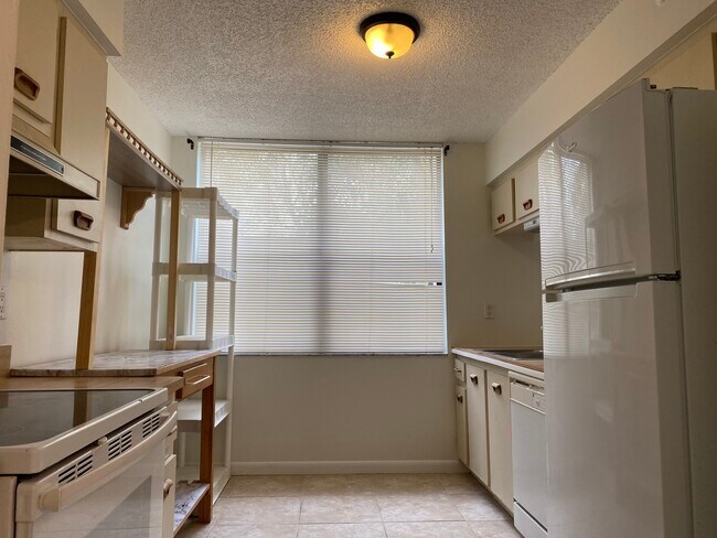 kitchen - 955 Egret Cir