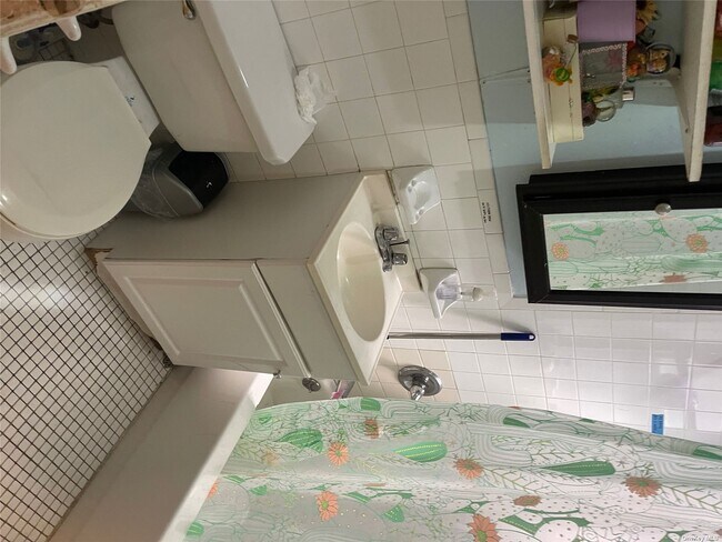 Foto del edificio - 100-18-100-37 37th Ave