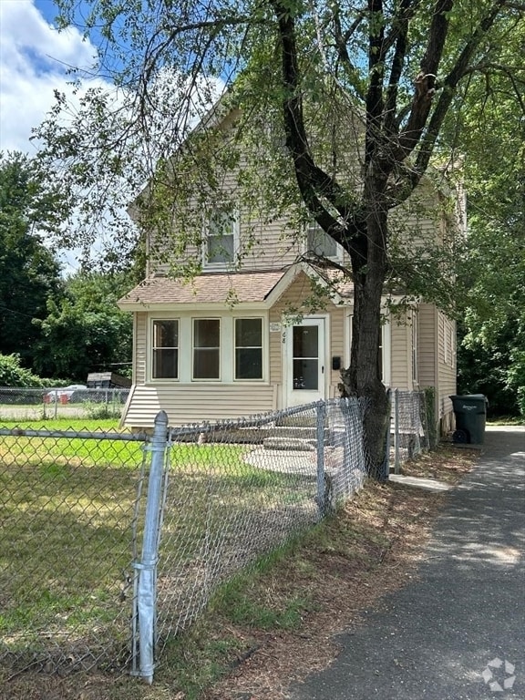 Building Photo - 68 Benton St