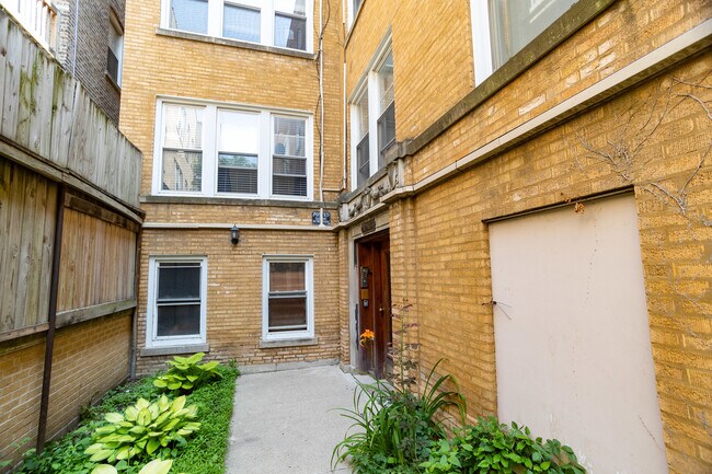 Building Photo - 852 1/2 W Agatite Ave