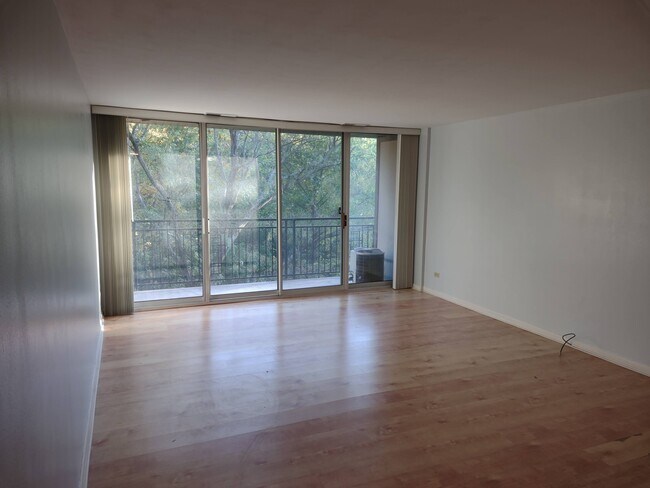 Building Photo - 5810 Oakwood Dr
