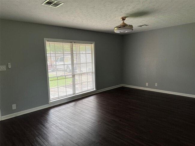 Building Photo - 1007 Magnolia Dr