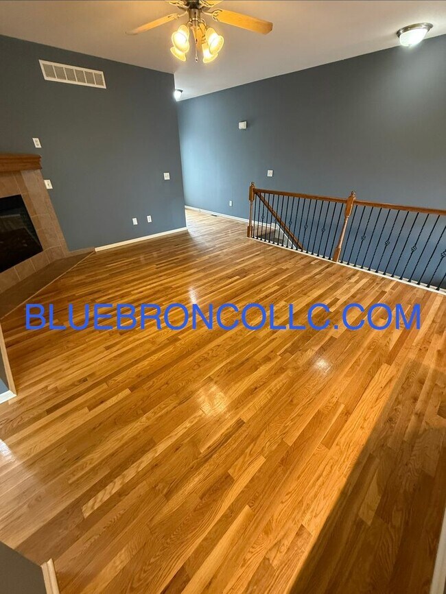 Building Photo - Spacious unit with Beautiful hardwood floors and nice touches throughout!
