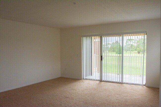 Foto del edificio - Second Floor Apartment with Balcony View! ...