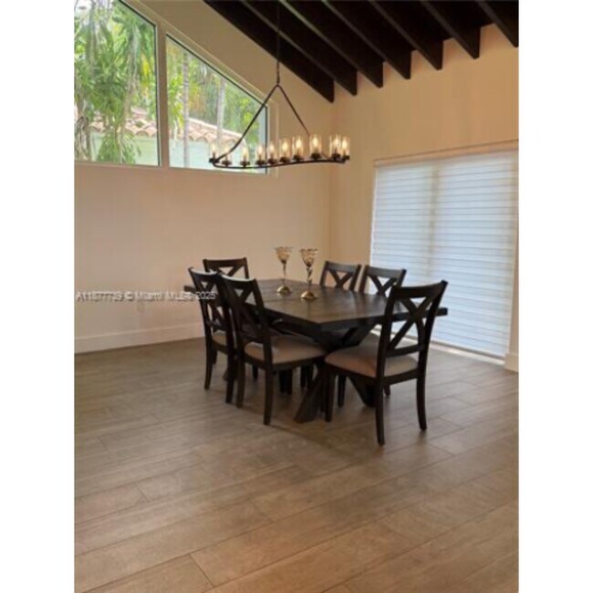 Foto del edificio - 3231 Salzedo St