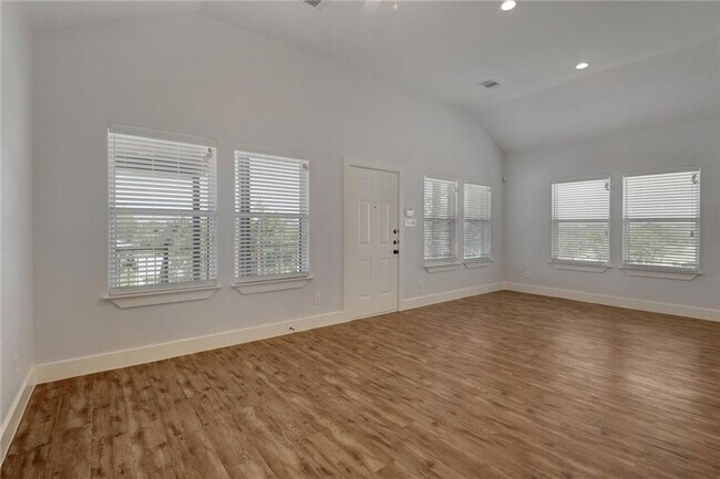 Building Photo - 925 Loop 332