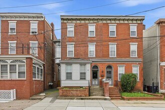 Building Photo - 506 W 9th St