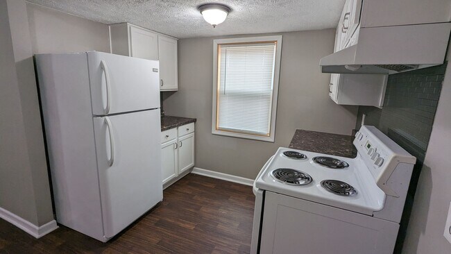 Building Photo - Fresh updates and easy access to Ave G