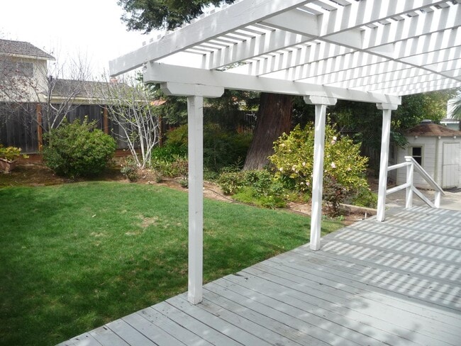 Building Photo - 10833 Wilkinson Ave
