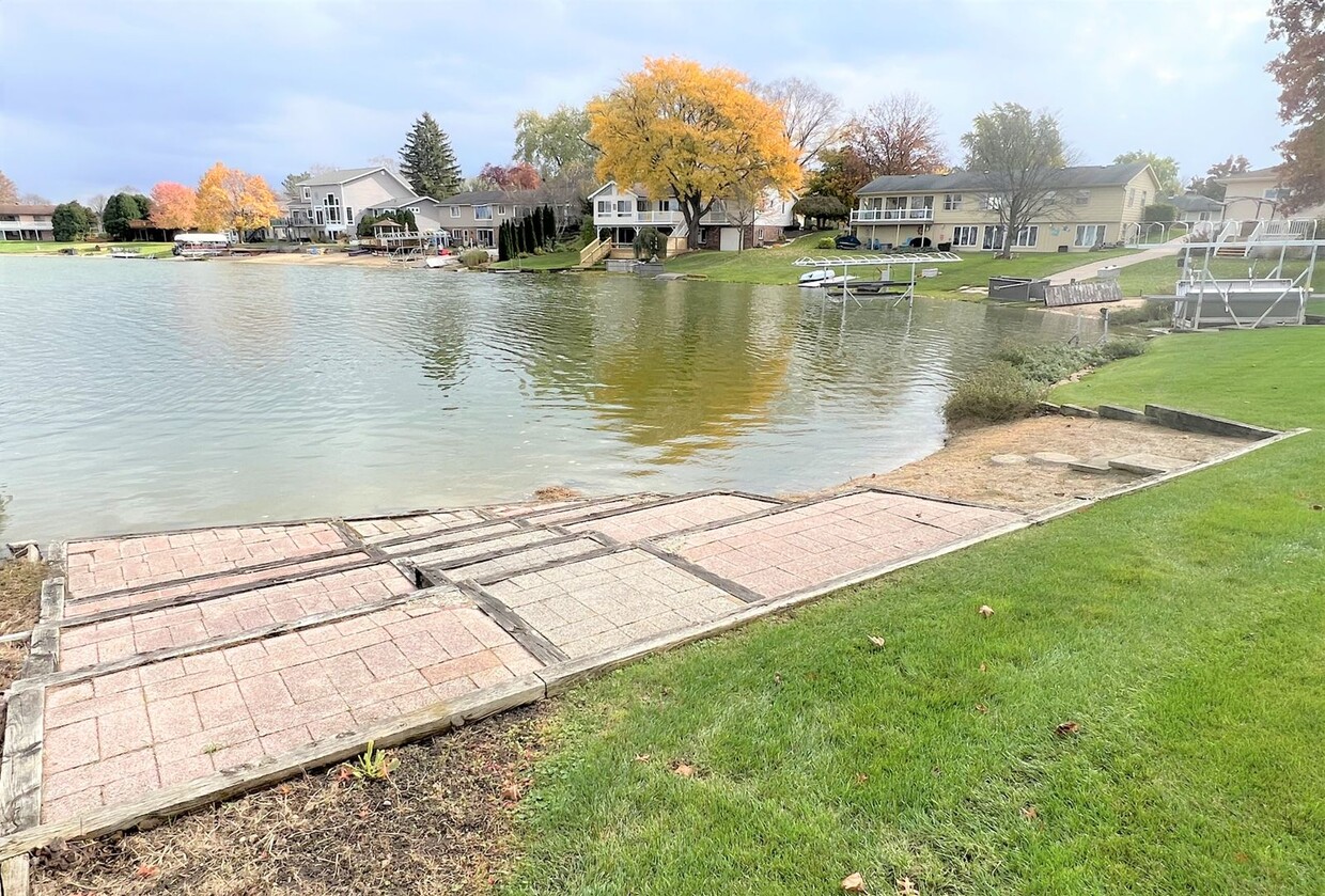 Primary Photo - Four Bedroom on Rushmore Lake