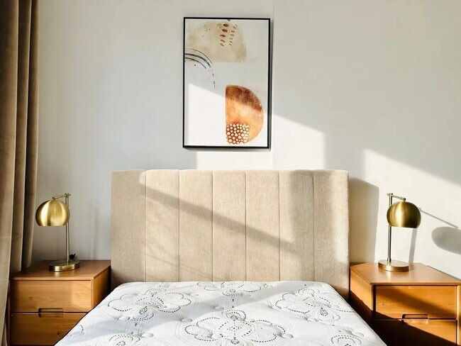 Foto del edificio - Furnished room/NOT APARTMENT