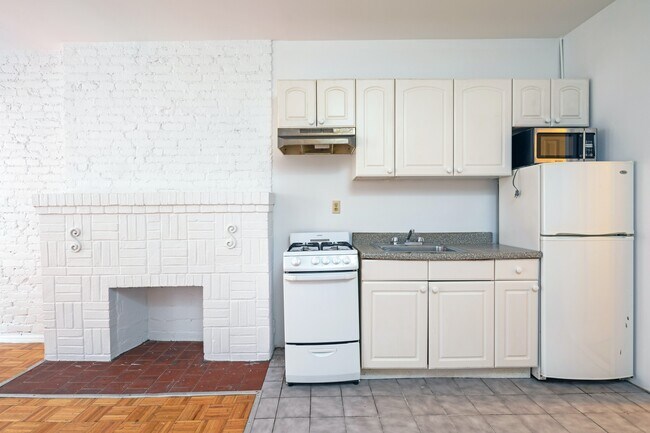 Building Photo - True 1BR walk-up in Murray Hill