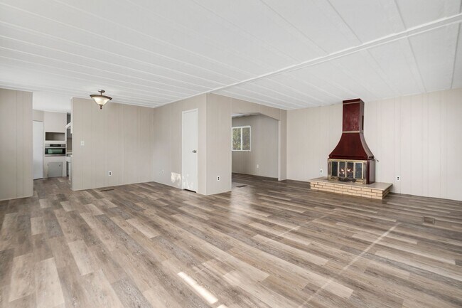 Building Photo - 3 Bed 2 Bath
