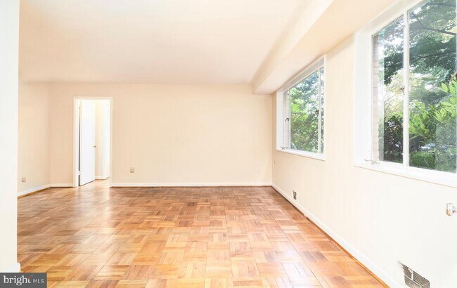 Foto del edificio - 10500 Montrose Ave