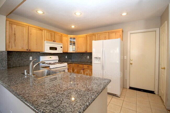 Building Photo - 2124 Desert Pines St