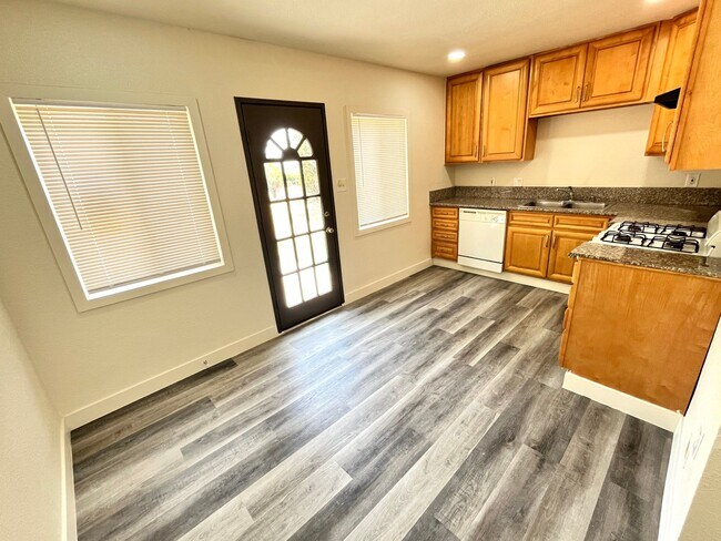 Foto del edificio - 4667 N Mayfield Ave