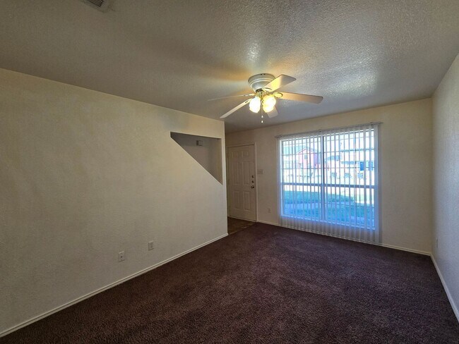 Foto del edificio - $250 OFF YOUR FIRST FULL MONTH'S RENT - AVAILABLE NOW!