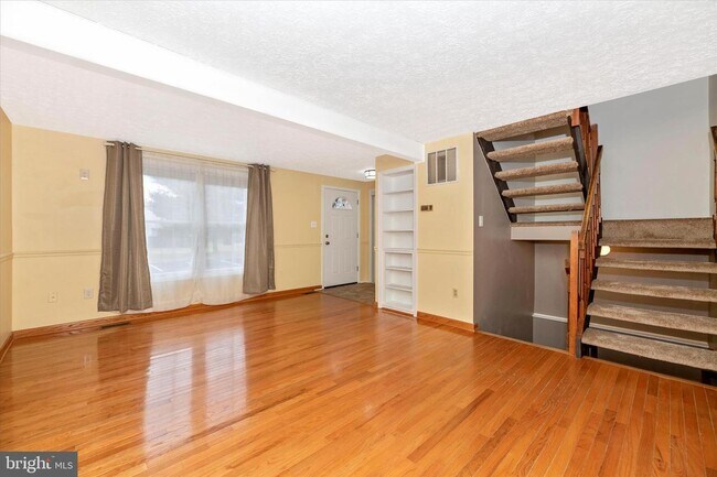 Building Photo - 6840 Farmbrook Ct