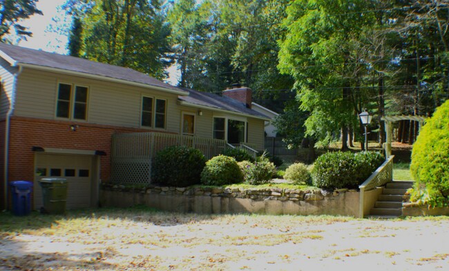 Building Photo - Hendersonville home 4 bedroom 3 bath