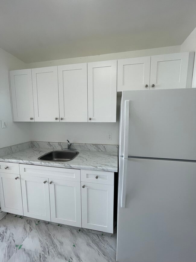 Building Photo - LARGE ONE BEDROOM - FAMILY BUILDING