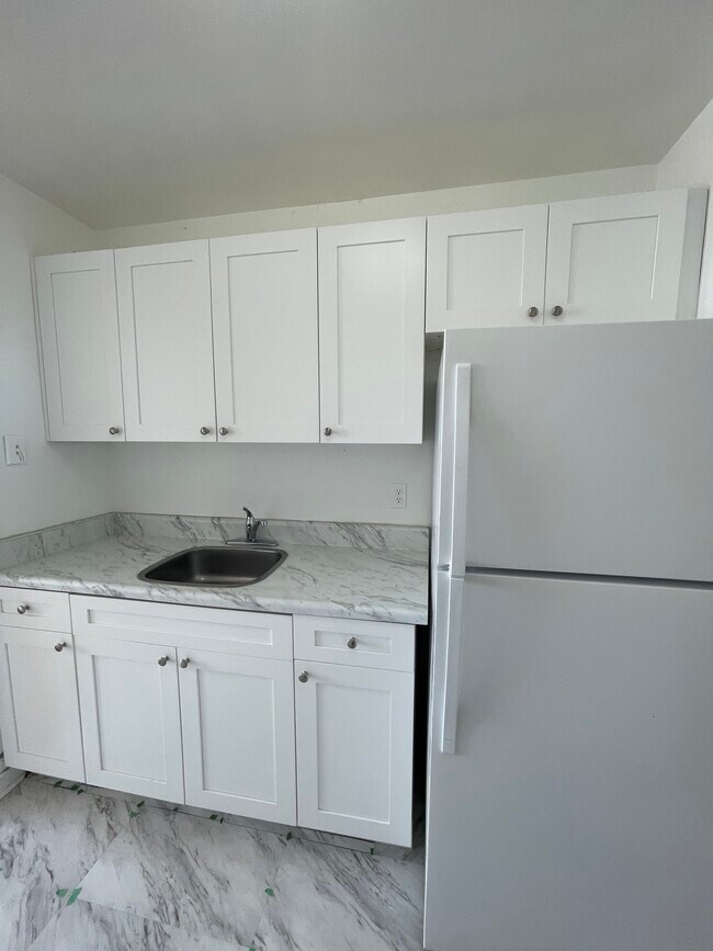 Photo du bâtiment - LARGE ONE BEDROOM - FAMILY BUILDING